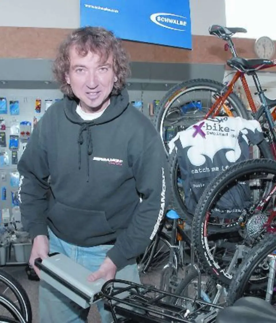 Ulrich Berg, Geschäftsführer von X‑Bike Kierspe, im Fahrradgeschäft