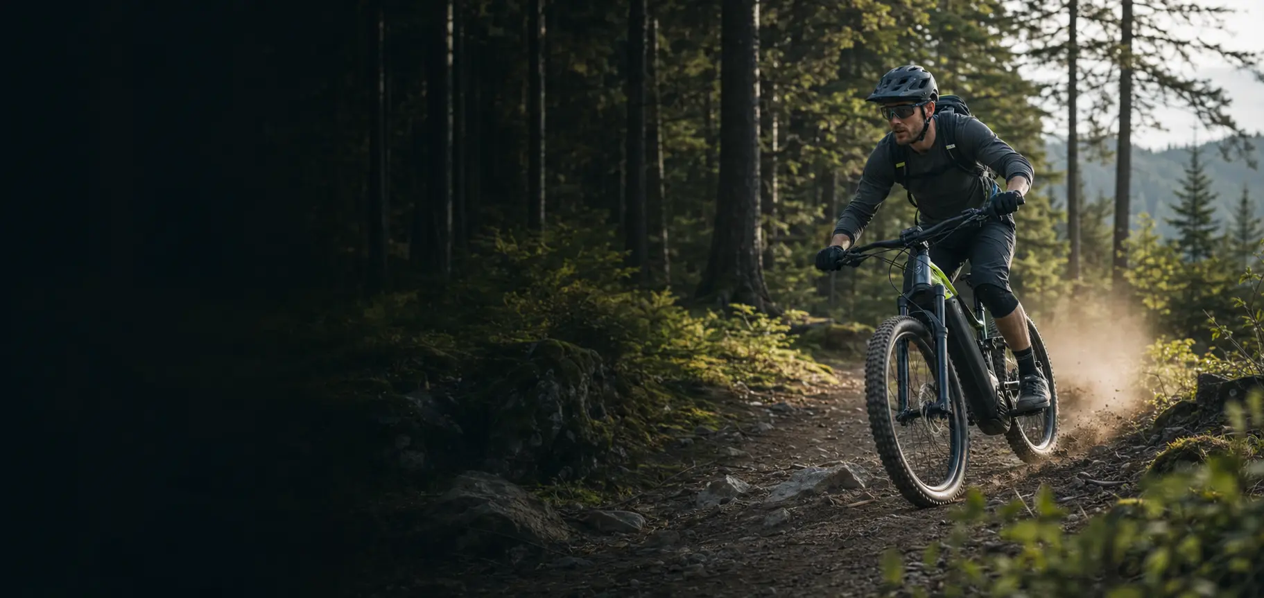 E-Mountainbike-Fahrer auf einem Waldtrail bei Kierspe